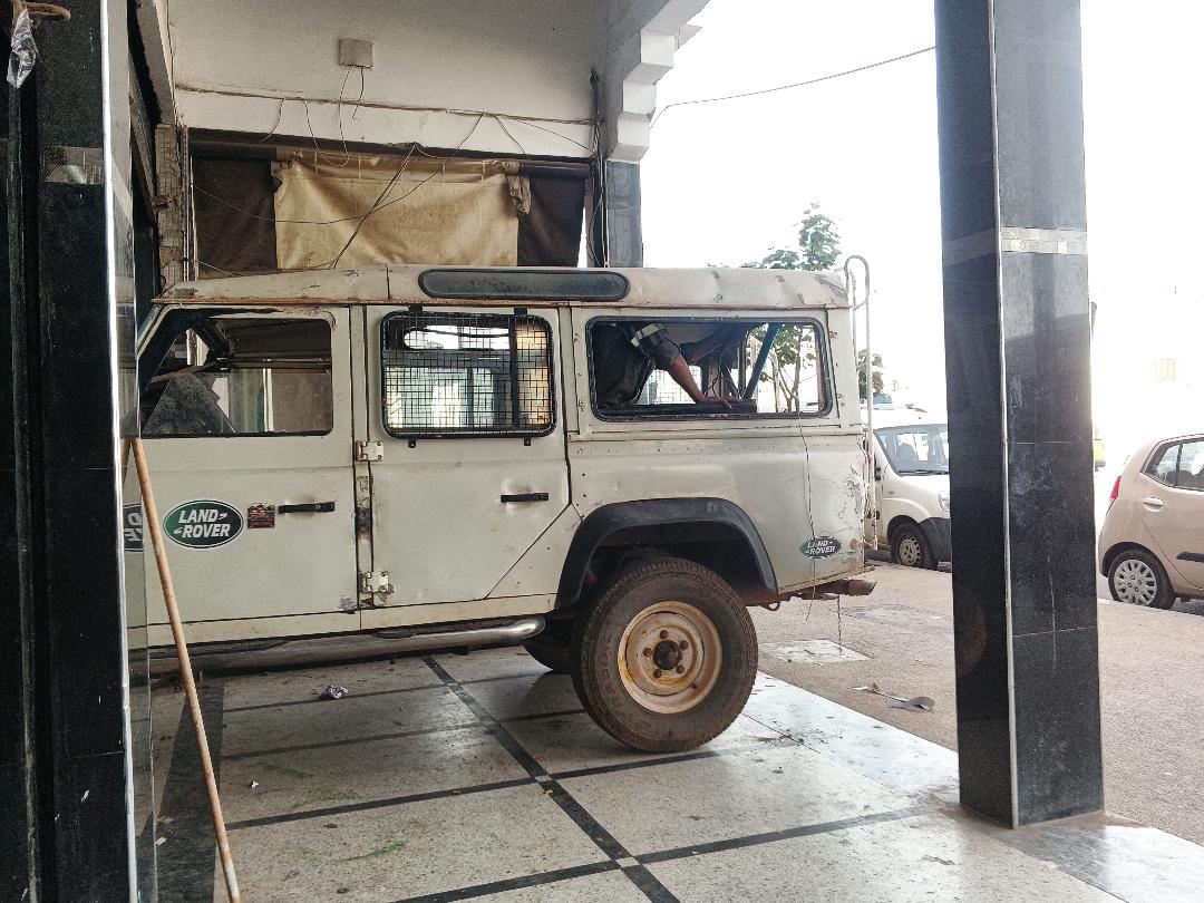 Land Rover avant restauration vu de côté